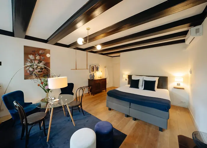 1637: Historic Canal View Suites