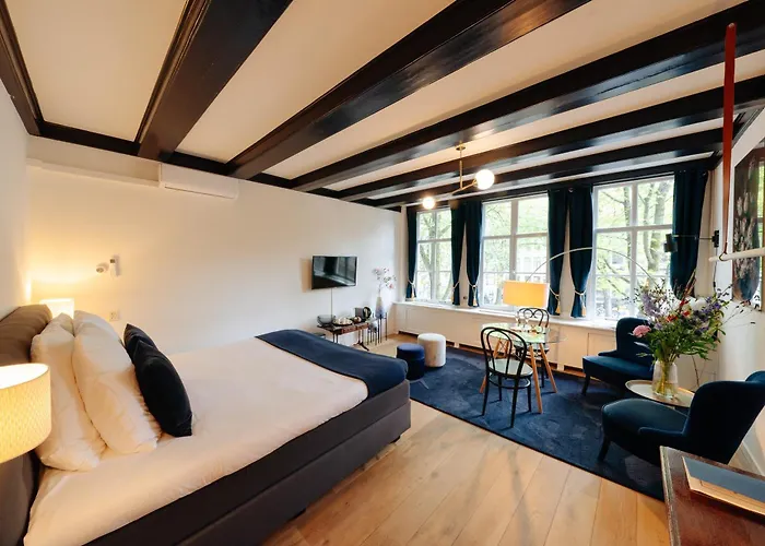 1637: Historic Canal View Suites