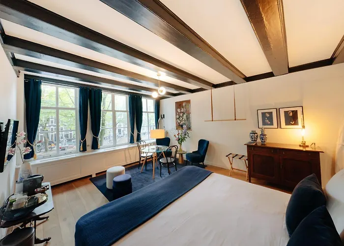 1637: Historic Canal View Suites
